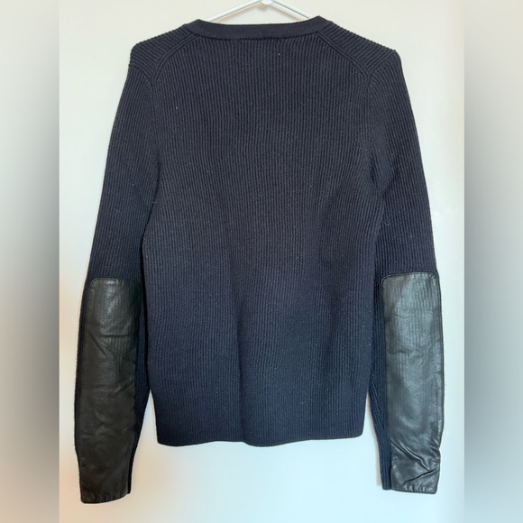 Men's V-Neck Navy Banana Republic Sweater with leather sleeves - Picture 5 of 6